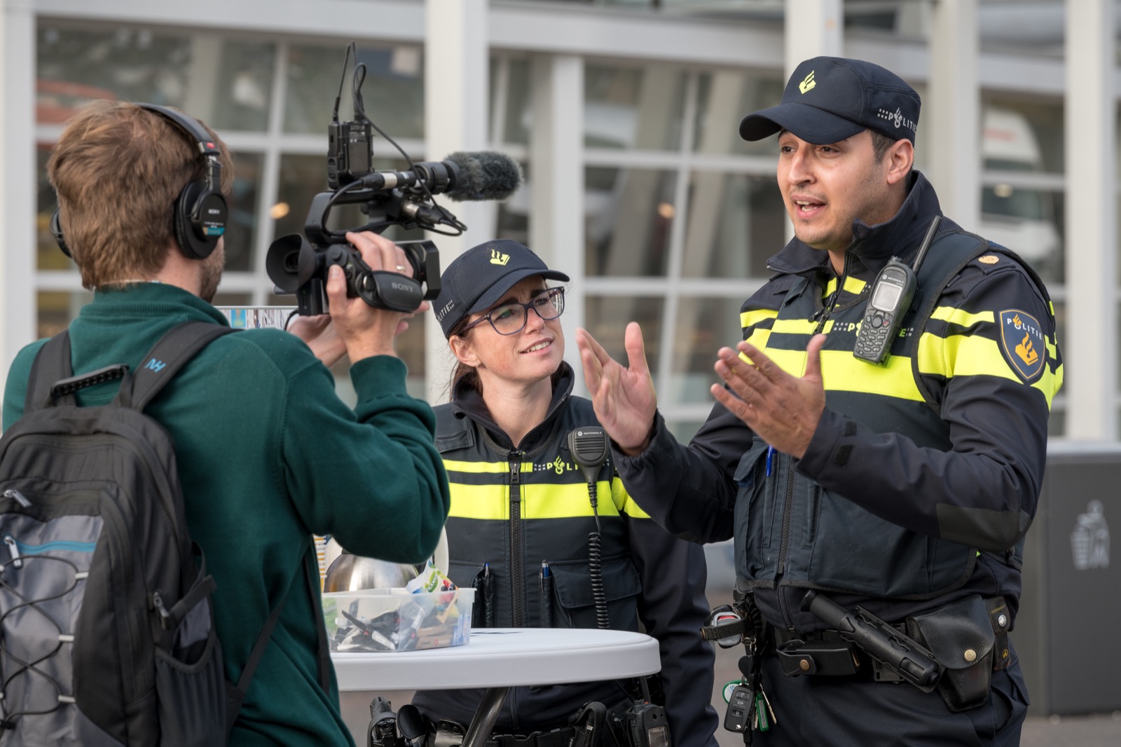 Confrontatie met cameraploeg